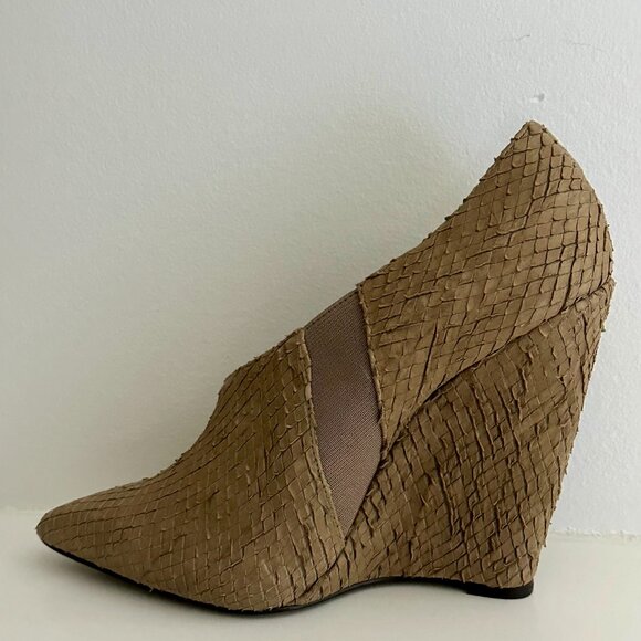 Elizabeth and James Pump D'Orsay Snakeskin Pointed High Heel Wedge Size 6B - Picture 5 of 9